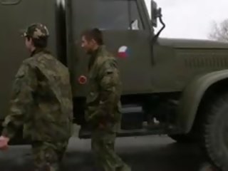 Baisée en cul par militaire bite