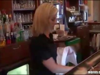 Rubia camarera earns algunos para sucio película en bar