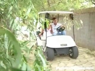 Roscado sobre un golf carro