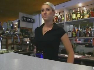 Groot tieten amateur bartender payed neuken