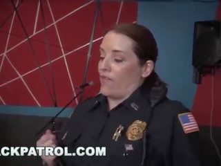 أسود دورية - أبيض cops مسار إلى و اللعنة ل أسود deadbeat أب