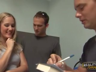 Blond damsel tut blasen und handjob für youngsters und wird gefickt